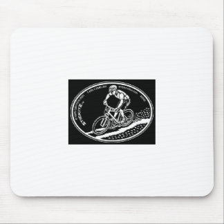 山のバイクもしくは自転車に乗る人のマウスパッド マウスパッド