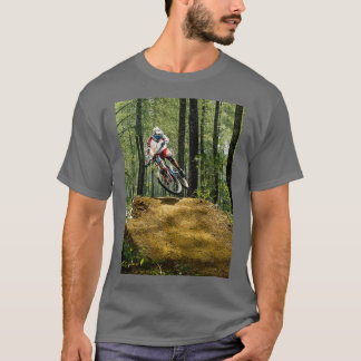 山のバイクもしくは自転車に乗る人オーバージャンプ Tシャツ