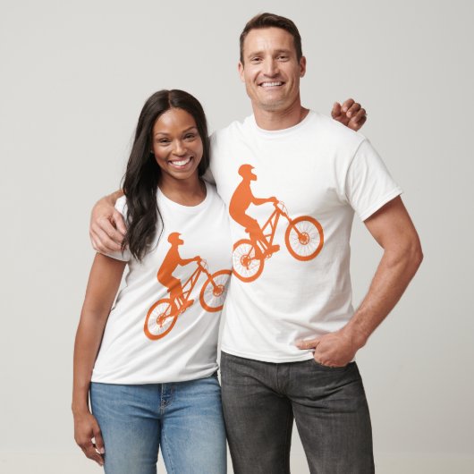 山のバイクもしくは自転車に乗る人シルエット Tシャツ (ユニセックス)