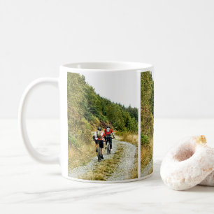 山のバイクもしくは自転車に乗る人 コーヒーマグカップ