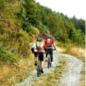 山のバイクもしくは自転車に乗る人 コーヒーマグカップ