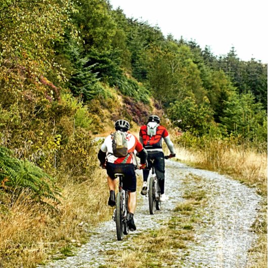 山のバイクもしくは自転車に乗る人 コーヒーマグカップ
