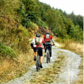 山のバイクもしくは自転車に乗る人 マウスパッド