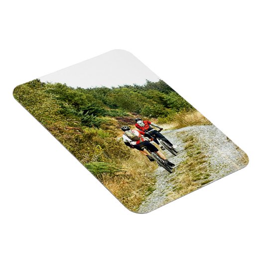 山のバイクもしくは自転車に乗る人 マグネット (右側)