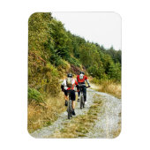 山のバイクもしくは自転車に乗る人 マグネット (縦)