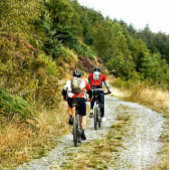山のバイクもしくは自転車に乗る人 栓抜き