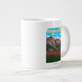 山のビンテージの旅行ポスターを持つハエ ジャンボコーヒーマグカップ (正面右)