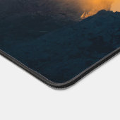 山の上で太陽の輝く最後の威厳のある息 デスクマット (コーナー)