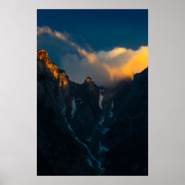 山の上で太陽の輝く最後の威厳のある息 ポスター