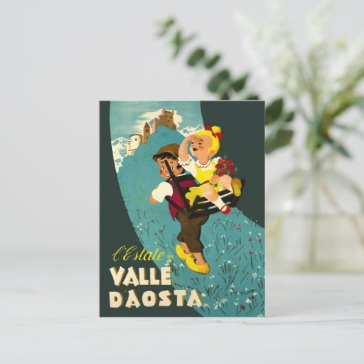 山の上で男の子と女の子ハイキング ポストカード (スタンド正面)