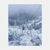 山の上に霧の多い冬の日を静かに フリースブランケット (正面)