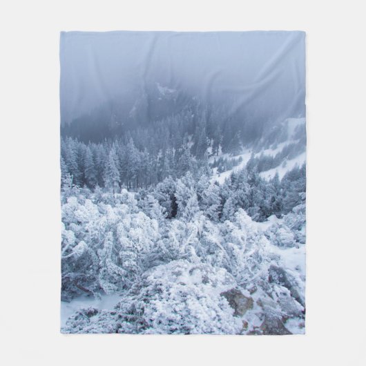 山の上に霧の多い冬の日を静かに フリースブランケット (正面)
