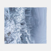 山の上に霧の多い冬の日を静かに フリースブランケット (正面(横))