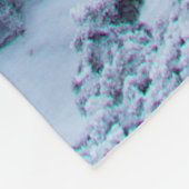 山の上に霧の多い冬の日を静かに フリースブランケット (角)