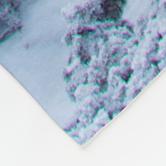 山の上に霧の多い冬の日を静かに フリースブランケット (角)