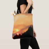 山の上のスモークサンセット… トートバッグ (クローズアップ)