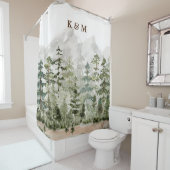山の上のモノグラム水彩緑の松の森 シャワーカーテン (インサイチュ)