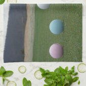 山の上の明るい色のゴルフボール キッチンタオル (折り畳み)