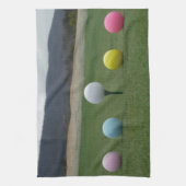 山の上の明るい色のゴルフボール キッチンタオル (縦)
