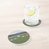 山の上の明るい色のゴルフボール コースター (側面)