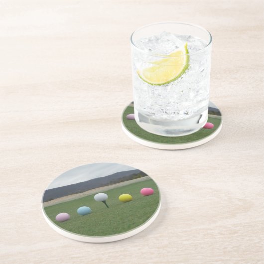 山の上の明るい色のゴルフボール コースター (側面)