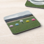 山の上の明るい色のゴルフボール コースター (左側)