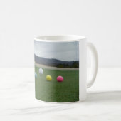 山の上の明るい色のゴルフボール コーヒーマグカップ (正面右)