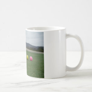 山の上の明るい色のゴルフボール コーヒーマグカップ