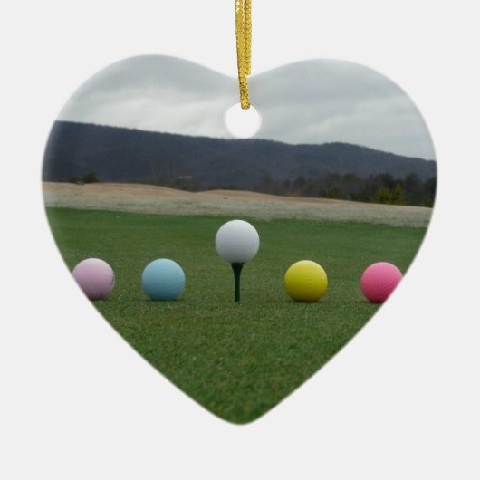 山の上の明るい色のゴルフボール セラミックオーナメント (正面)