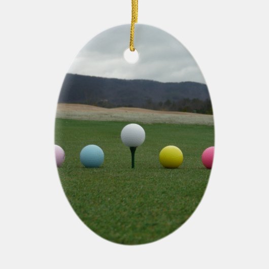 山の上の明るい色のゴルフボール セラミックオーナメント (正面)