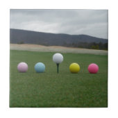 山の上の明るい色のゴルフボール タイル (正面)