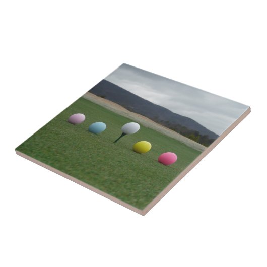 山の上の明るい色のゴルフボール タイル (側面)