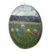 山の上の明るい色のゴルフボール ダーツボード (正面右)