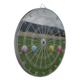 山の上の明るい色のゴルフボール ダーツボード (正面左)