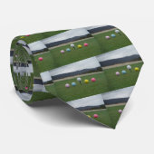 山の上の明るい色のゴルフボール ネクタイ (ロール)