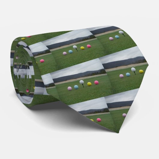 山の上の明るい色のゴルフボール ネクタイ (ロール)