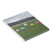 山の上の明るい色のゴルフボール ノートパッド (アングル)