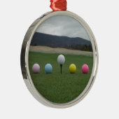 山の上の明るい色のゴルフボール メタルオーナメント (右)