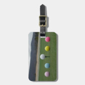 山の上の明るい色のゴルフボール ラゲッジタグ (正面縦)