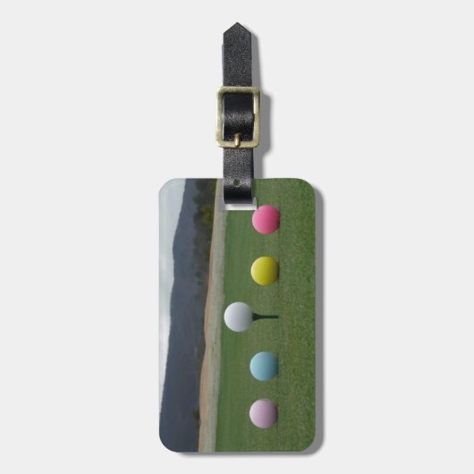 山の上の明るい色のゴルフボール ラゲッジタグ (正面縦)