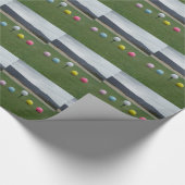 山の上の明るい色のゴルフボール ラッピングペーパー (角)