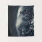 山の上の暗闇と白い雲 タペストリー (正面)