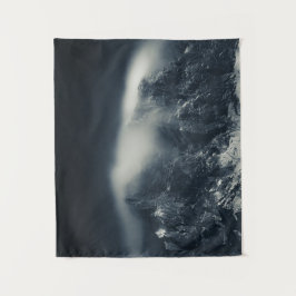 山の上の暗闇と白い雲 タペストリー