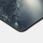 山の上の暗闇と白い雲 デスクマット (コーナー)