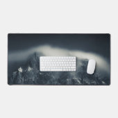 山の上の暗闇と白い雲 デスクマット (キーボード&マウス)