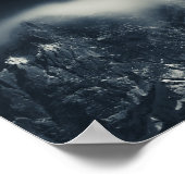 山の上の暗闇と白い雲 ポスター (角)