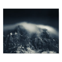 山の上の暗闇と白い雲