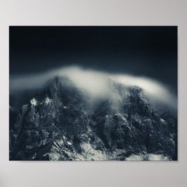 山の上の暗闇と白い雲 ポスター
