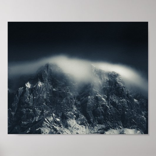 山の上の暗闇と白い雲 ポスター (正面)