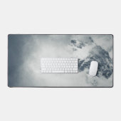 山の上の暗闇と神秘的な雲 デスクマット (キーボード&マウス)